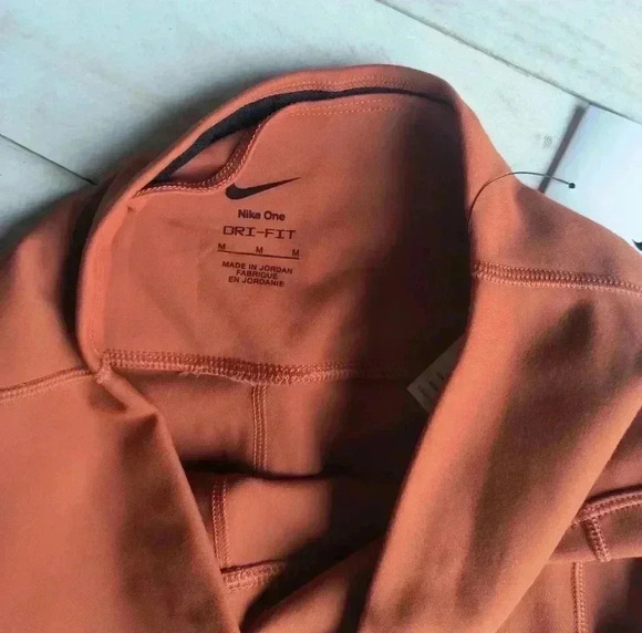 NWT Womens Nike One High Waisted 8" Biker Shorts With Pockets Burnt Sunrise - Picture 11 of 11